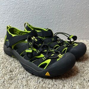 KEEN Newport H2 Water Sandals with Toe Protection and Quick Dry sz 6